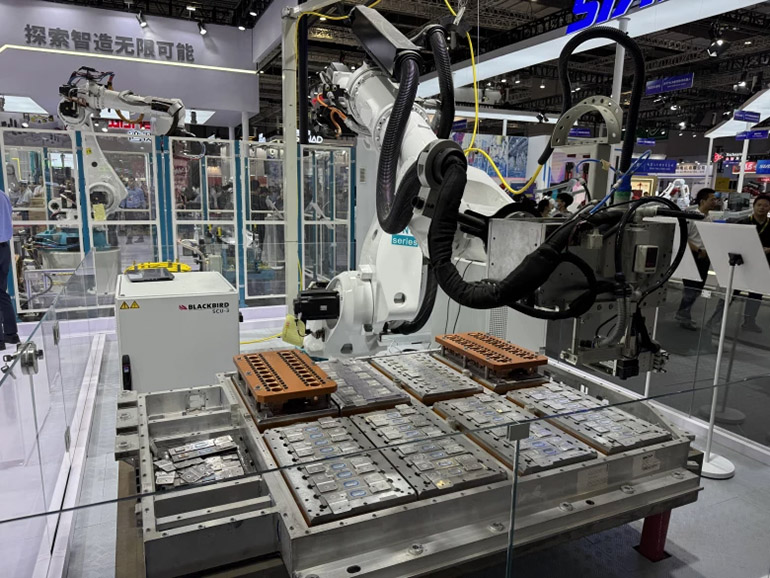 Heavy load robots, such as this arm lifting metal plates, showed a trend at CIIF.